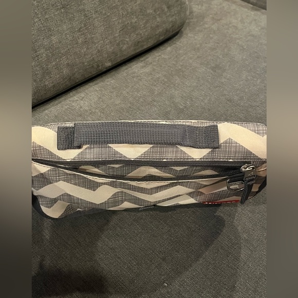 Skip Hop - Portable Changing Pad Pronto Clutch Baby / Infant Diaper Wipes Holder - Picture 5 of 13